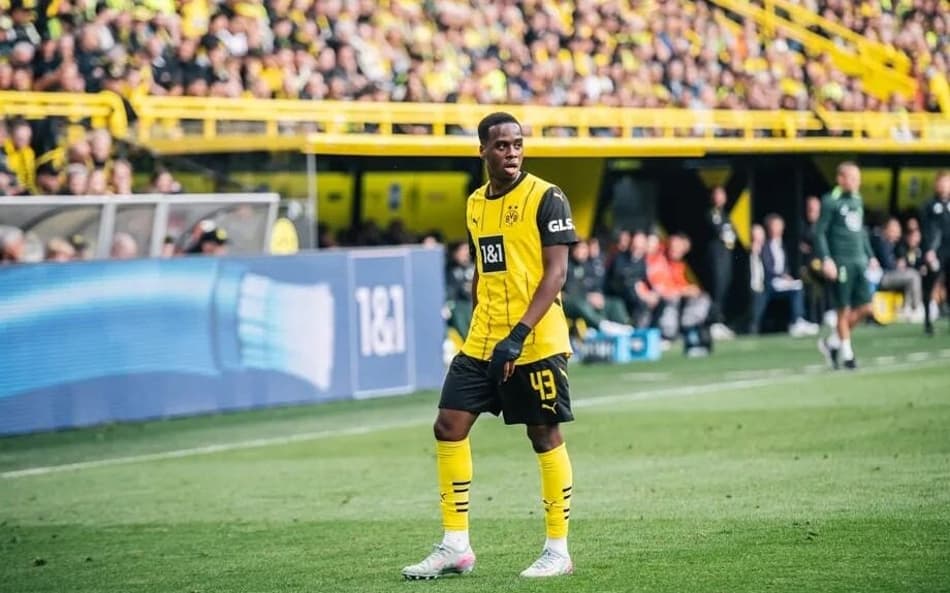 Jamie Gittens em ação pelo Borussia Dortmund (Foto: Hesham Elsherif/NurPhoto via Getty Images)
