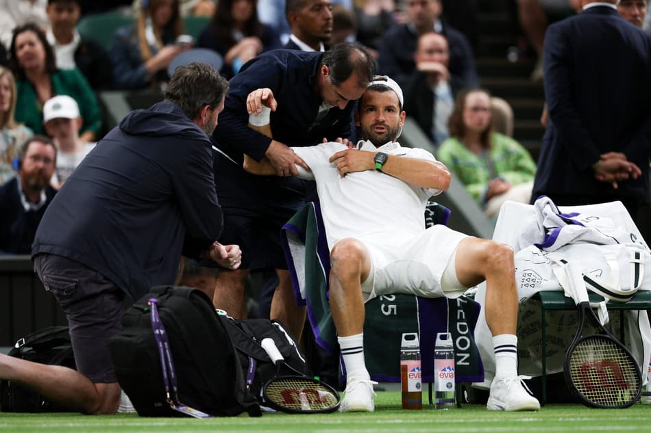 Búlgaro Grigor Dimitrov recebe tratamento médico antes de abandonar a partida contra Jannik Sinner em Wimbledon (foto: Adrian Dennis / AFP)
