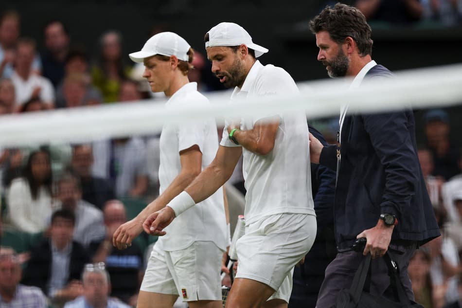Búlgaro Grigor Dimitrov deixa a quadra antes de abandonar a partida contra Jannik Sinner em Wimbledon (foto: Adrian Dennis / AFP)