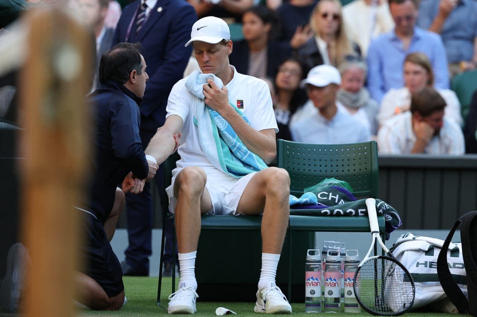 Jannik Sinner recebe atendimento na partida contra Grigor Dimitrov em Wimbledon (foto: Adrian Dennis / AFP)