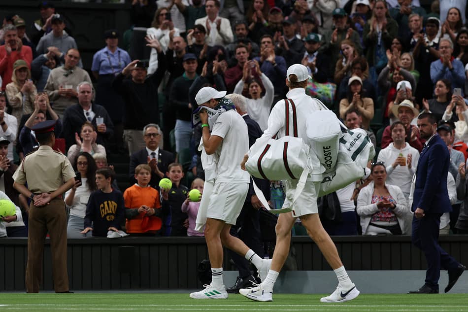 Grigor Dimitrov deixa a quadra antes de abandonar a partida contra Jannik Sinner em Wimbledon (foto: Adrian Dennis / AFP)