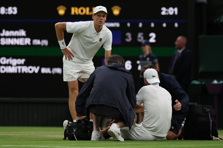 Búlgaro Grigor Dimitrov recebe tratamento médico antes de abandonar a partida contra Jannik Sinner em Wimbledon (foto: Adrian Dennis / AFP)