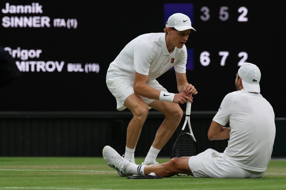 Grigor Dimitrov recebe tratamento médico antes de abandonar a partida contra Jannik Sinner em Wimbledon (foto: Adrian Dennis / AFP)