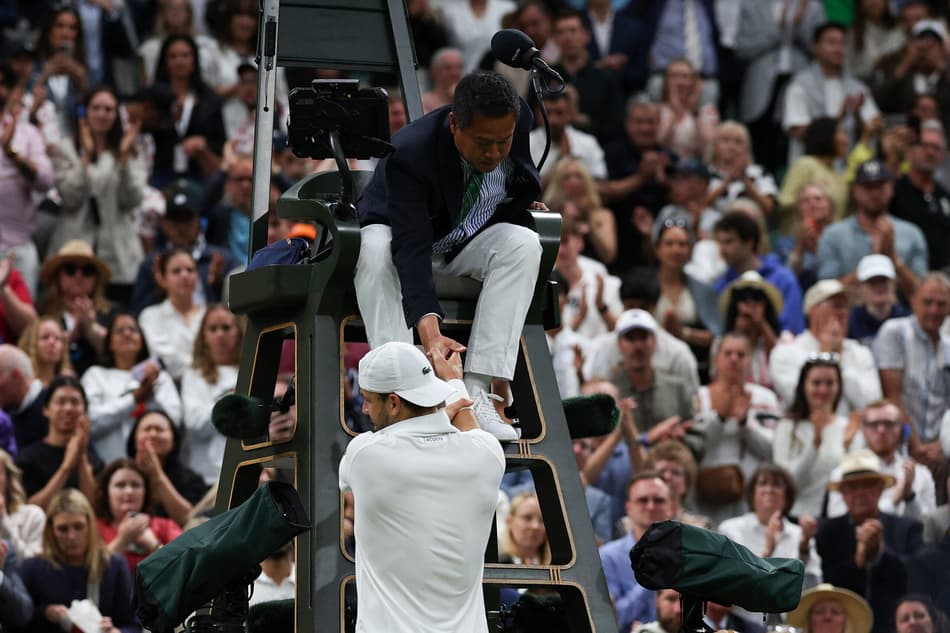 Grigor Dimitrov recebe tratamento médico antes de abandonar a partida contra Jannik Sinner em Wimbledon (foto: Adrian Dennis / AFP)