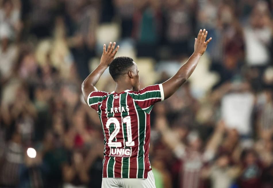 Jhon Arias se despede da torcida do Fluminense após jogo contra o Palmeiras, no Maracanã