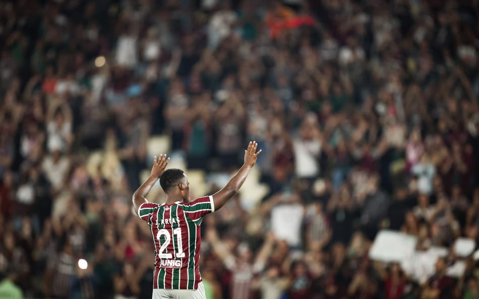 Jhon Arias se despede da torcida do Fluminense após jogo contra o Palmeiras, no Maracanã