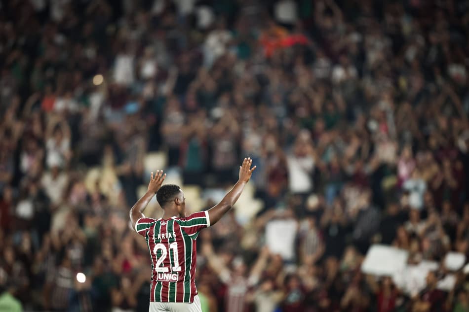 Jhon Arias se despede da torcida do Fluminense após jogo contra o Palmeiras, no Maracanã