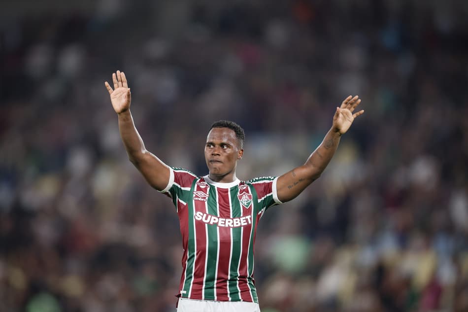 Jhon Arias se despede do Fluminense após a partida contra o Cruzeiro