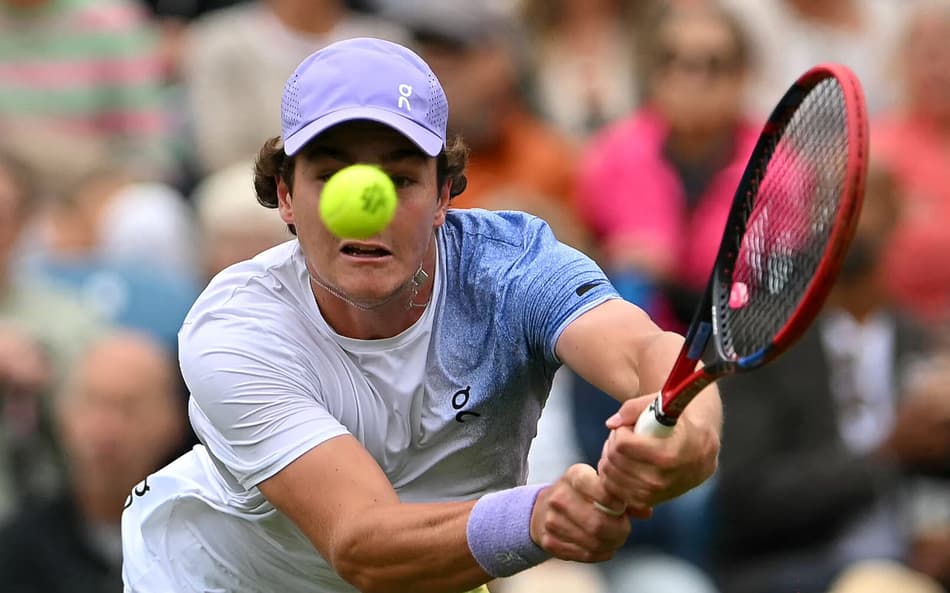 João Fonseca retoma a partida contra Taylor Fritz em Eastbourne (foto: Glyn KIRK / AFP)