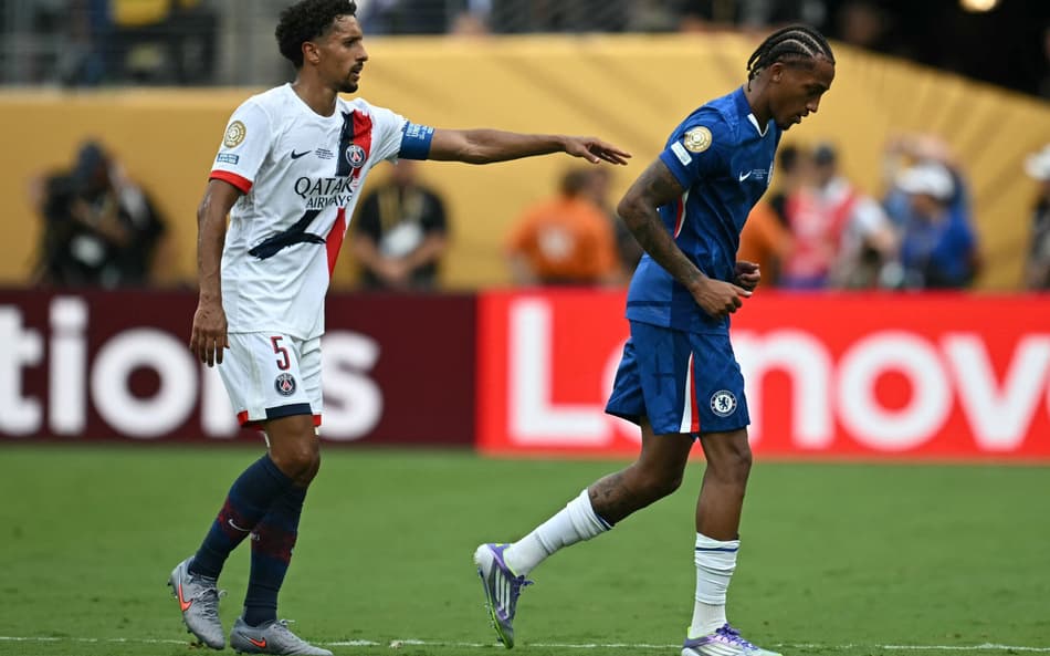 João Pedro é empurrado por Marquinhos na final do Mundial de Clubes entre Chelsea e PSG