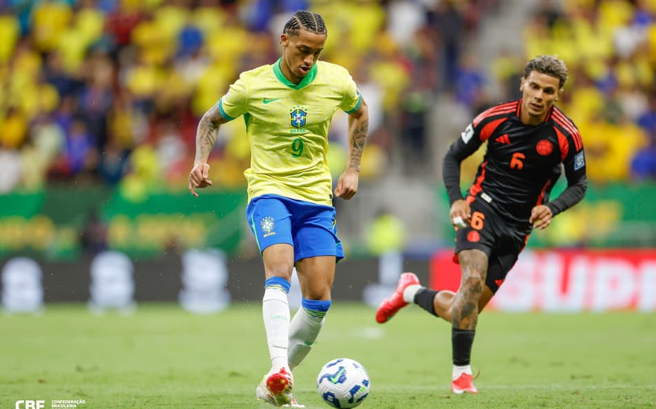 João Pedro em ação com a bola no jogo entre Brasil e Colômbia