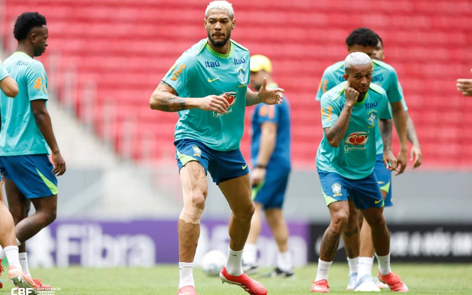 Joelinton em treino da Seleção Brasileira antes de jogo contra a Argentina, pelas Eliminatórias da Copa do Mundo