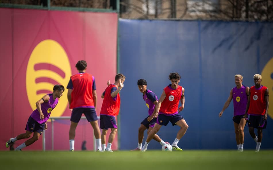 Jogadores do Barcelona no treinamento de pré-temporada (Foto: Reprodução/X)