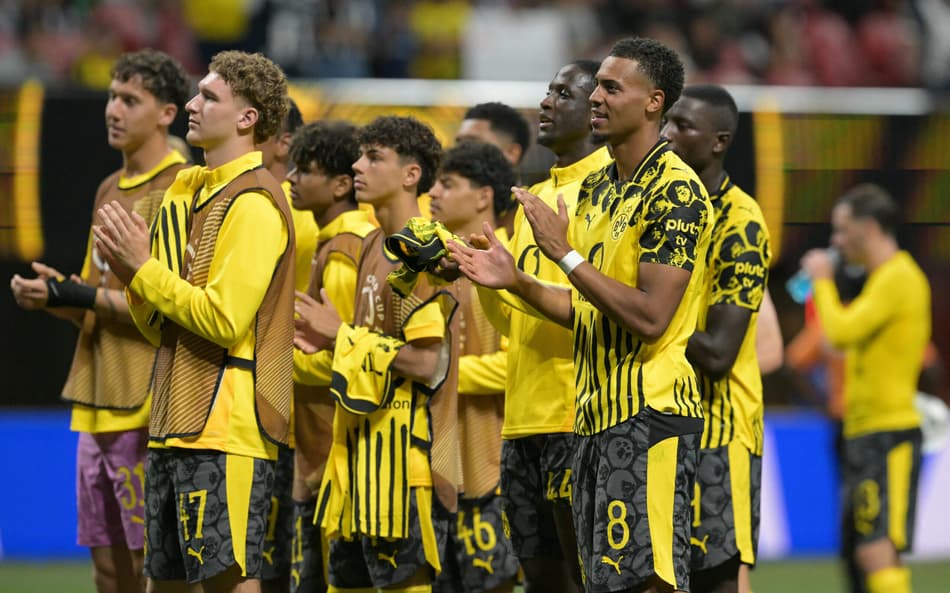 Jogadores do Dortmund celebram classificação às quartas de final no Mundial