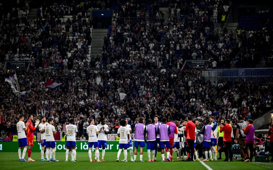 Jogadores do Lyon com a torcida ao fim do jogo contra o Angers, pela Ligue 1