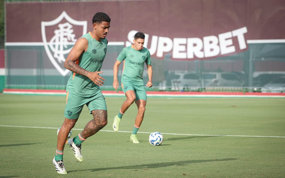 John Kennedy em treino com o Fluminense antes do clássico contra o Flamengo