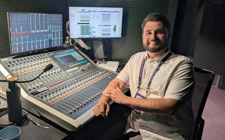 O engenheiro de som Jonathan Maia em seu trabalho em Wimbledon (Divulgação)
