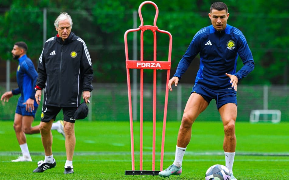 Jorge Jesus observa Cristiano Ronaldo em treino do Al-Nassr