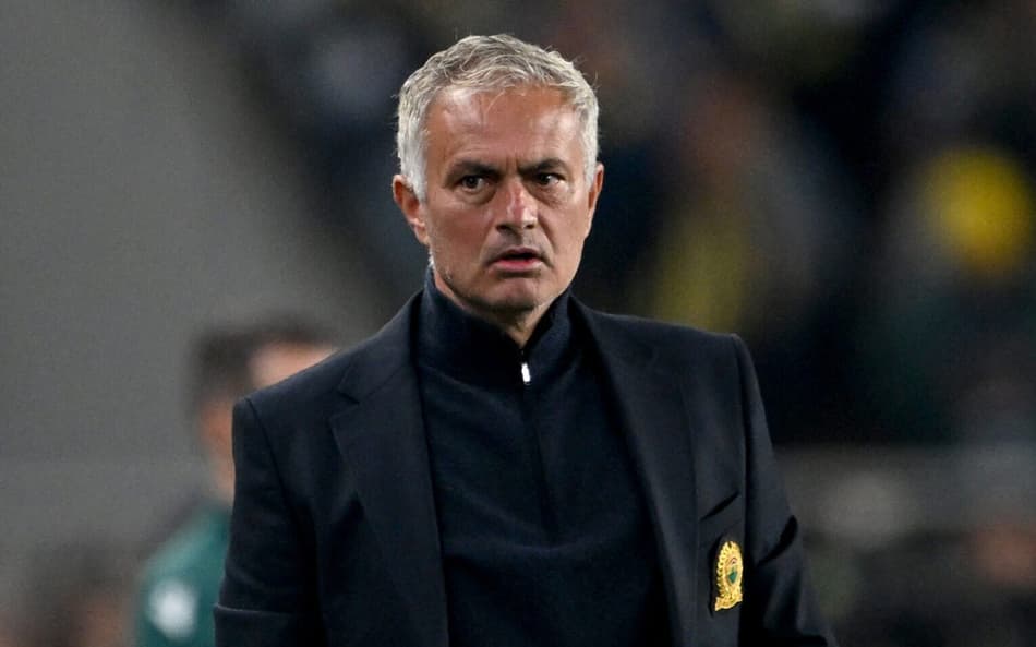José Mourinho em ação no jogo entre Manchester United e Fenerbahçe pela Europa League (Foto: Ozan KOSE / AFP)