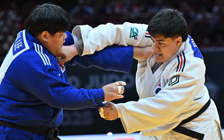 Francesa Julia Tolofua enfrenta Hyeonji Lee no Mundial de Judô (foto: Attila KISBENEDEK / AFP)