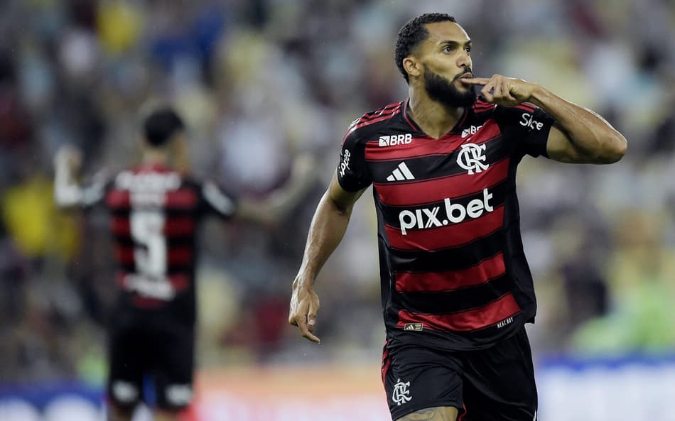 Juninho comemora o gol em Fluminense x Flamengo. (foto: Alexandre Loureiro/AGIF)