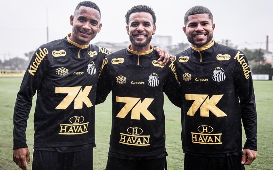 Os atacantes Leleti e Lipão e o meia Jeffinho estão treinando, desde esta quarta-feira (2) no CT Rei Pelé. (Foto: Divulgação/ Santos FC)