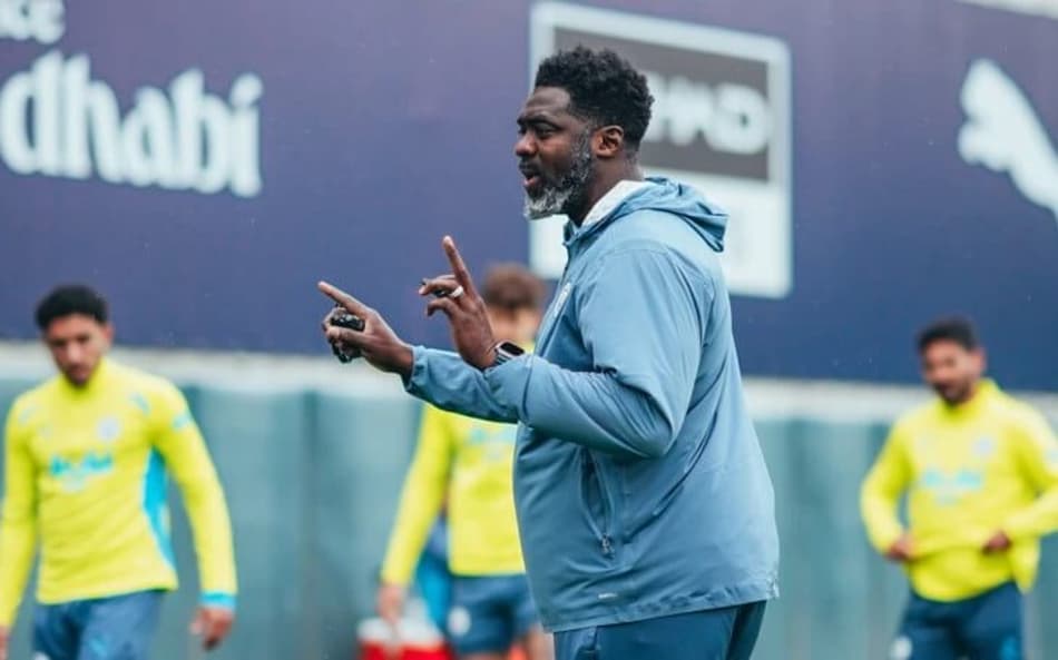 Lenda do Arsenal, Kolo Touré orienta jogadores do Manchester City