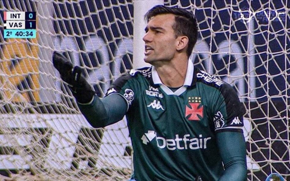 Léo Jardim reclama em Inter x Vasco