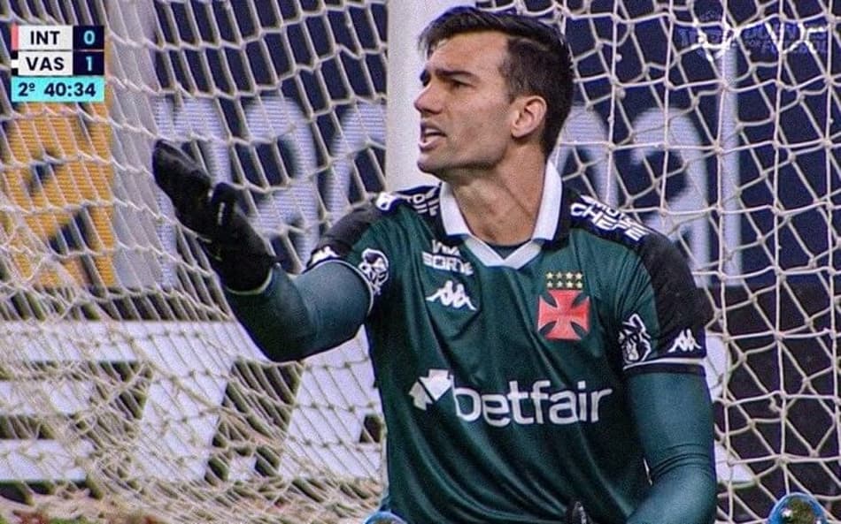 Léo Jardim reclama em Inter x Vasco