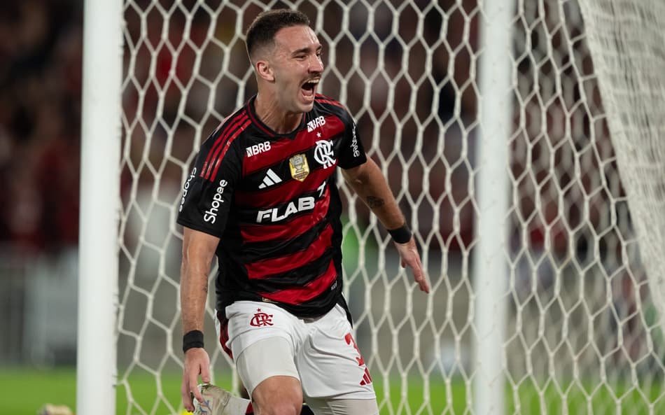 Léo Ortiz comemora seu gol no jogo do Flamengo contra o Atlético-MG no Maracanã