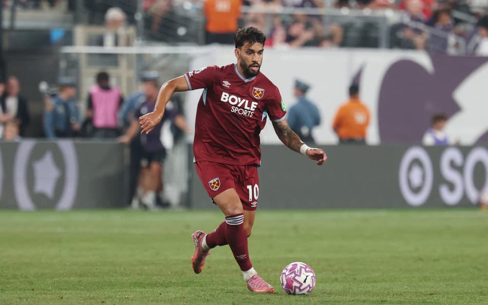 Lucas Paquetá em ação no amistoso entre West Ham e Manchester United