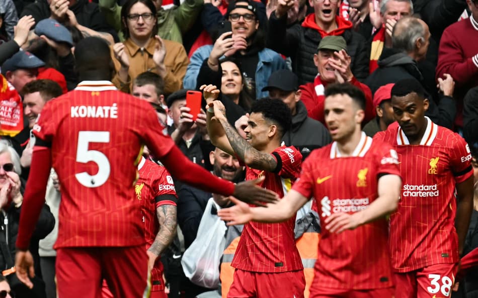 Luis Díaz comemora gol marcado pelo Liverpool sobre o West Ham, pela Premier League (Foto: Paul Ellis/AFP)