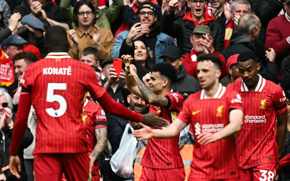 Luis Díaz comemora gol marcado pelo Liverpool sobre o West Ham, pela Premier League (Foto: Paul Ellis/AFP)