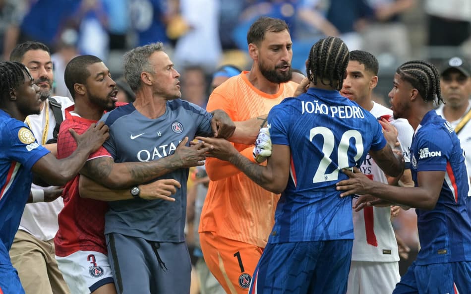Luis Enrique agride João Pedro após a final entre Chelsea e PSG do Mundial de Clubes