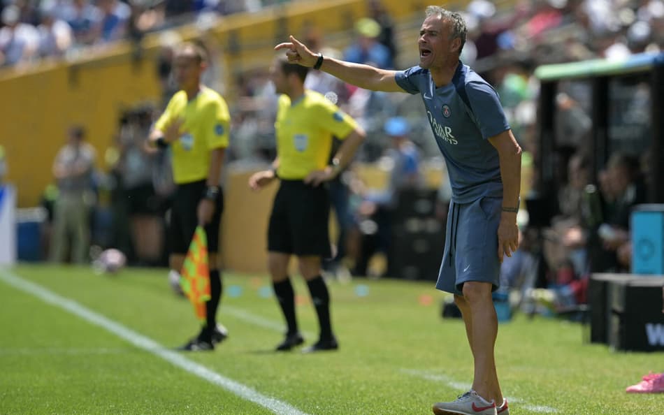 Luis Enrique comanda PSG de short e camisa do clube diante do Seattle Sounders, no Mundial