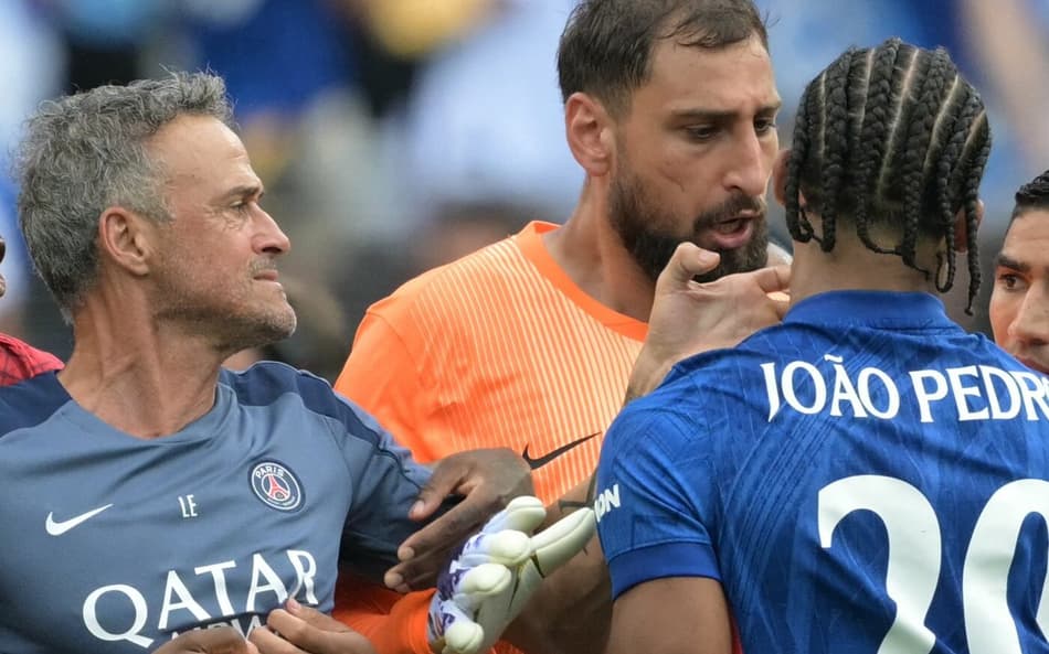 Luis Enrique dá tapa na cara de João Pedro na final do Mundial de Clubes