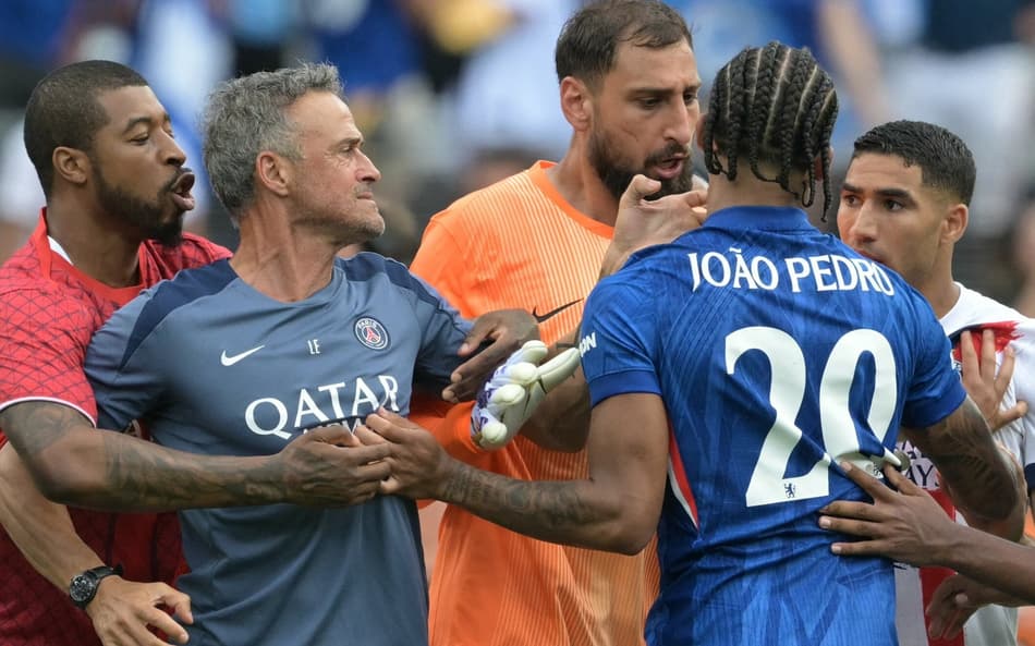 Luis Enrique dá tapa na cara de João Pedro na final do Mundial de Clubes