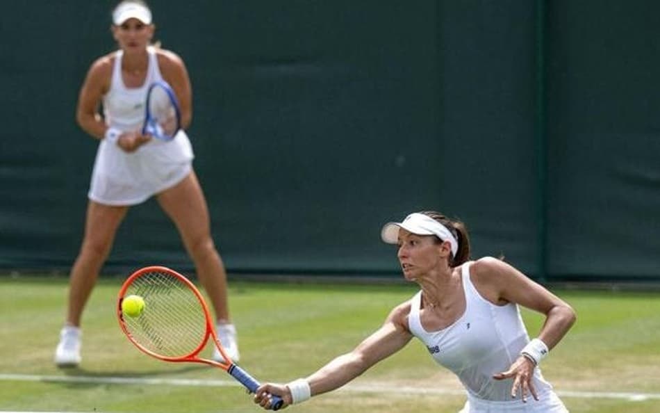 Luisa Stefani e Timea Babos (foto: Wimbledon / Divulgação