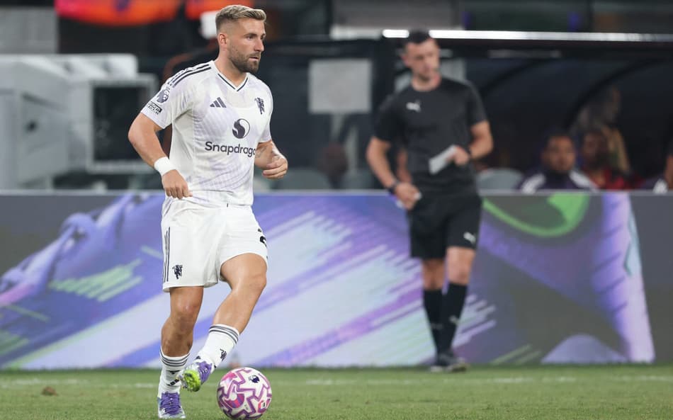 Luke Shaw em ação pelo Manchester United durante amistoso contra o West Ham