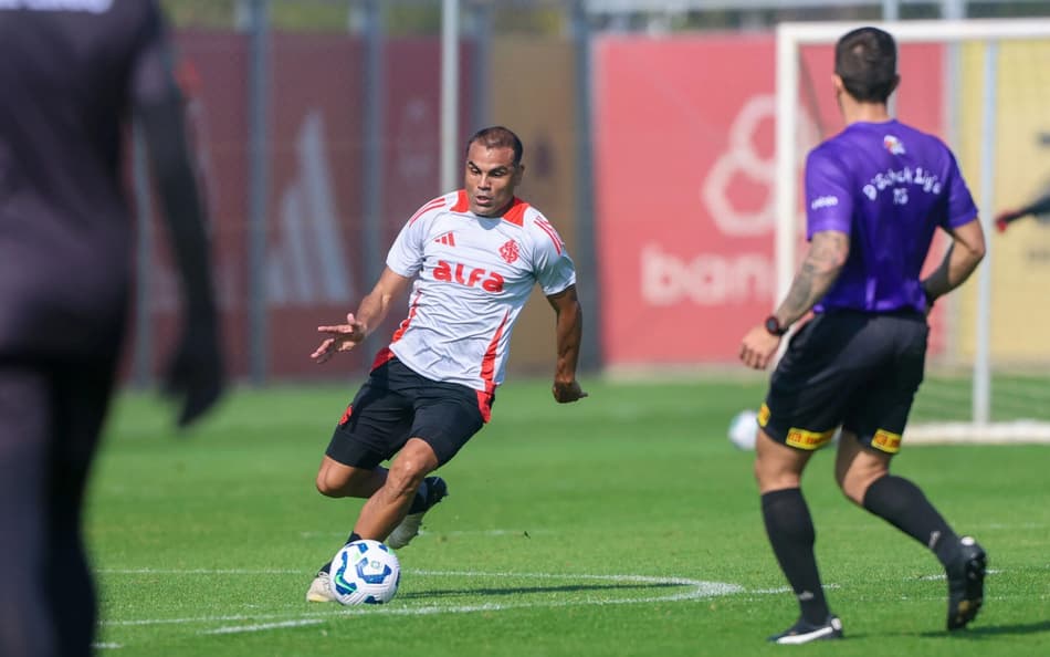 Gabriel Mercado, zagueiro do Internacional, em jogo treino