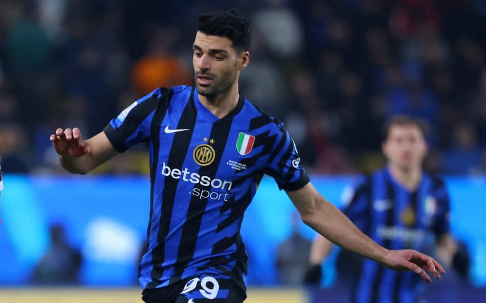 Malick Thiaw e Mehdi Taremi em Internazionale x Milan. (foto: Fayez NURELDINE / AFP)