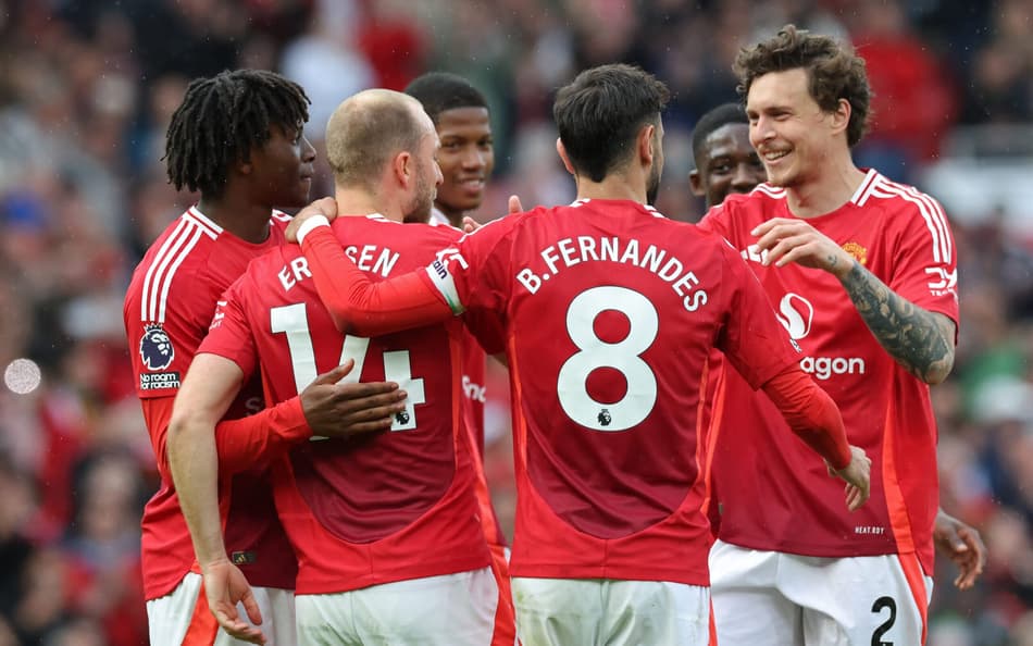 Manchester United comemorando o gol de Eriksen, na última partida da Premier League (Foto: Darren Staples/AFP)