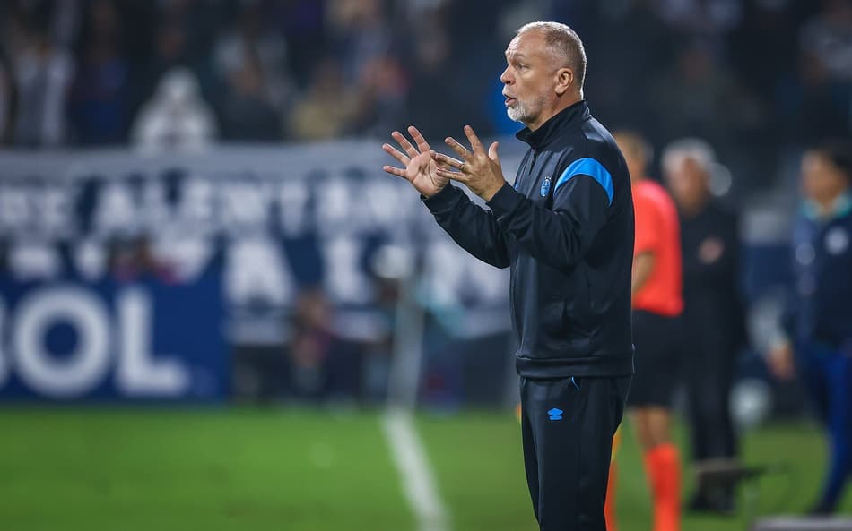 Mano Menezes gesticula durante a derrota do Grêmio para o Alianza Lima. (Foto: Lucas Uebel/Grêmio FBPA)