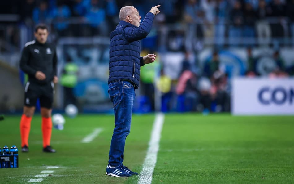Mano Menezes gesticula durante o empate do Grêmio com o Alianza Lima. (Foto: Lucas Uebel/Grêmio FBPA)