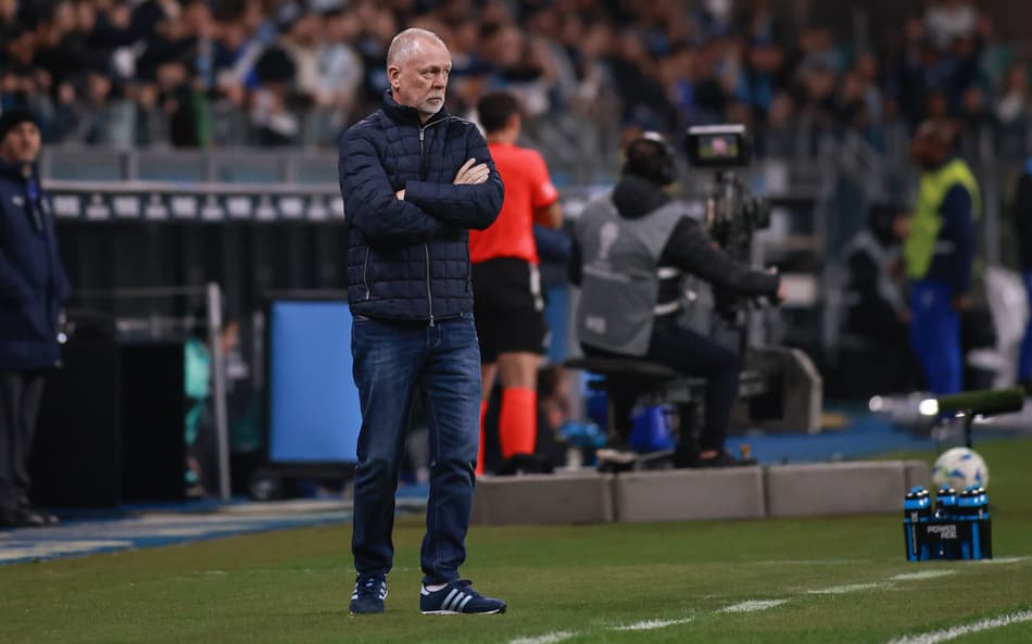 Mano Menezes durante o empate do Grêmio com o Alianza Lima. (Foto: Maxi Franzoi/AGIF)