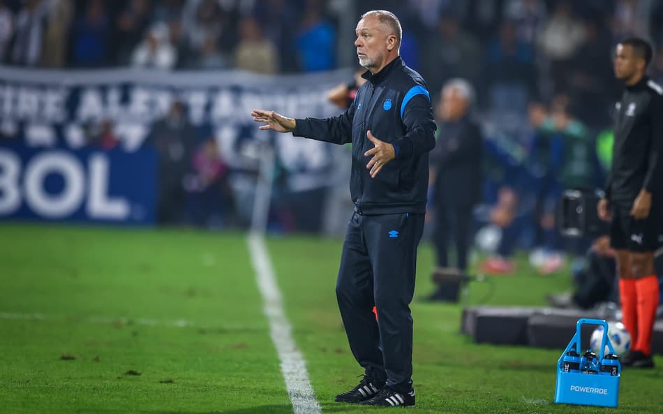 Mano Menezes gesticula durante a derrota do Grêmio para o Alianza Lima. (Foto: Lucas Uebel/Grêmio FBPA)