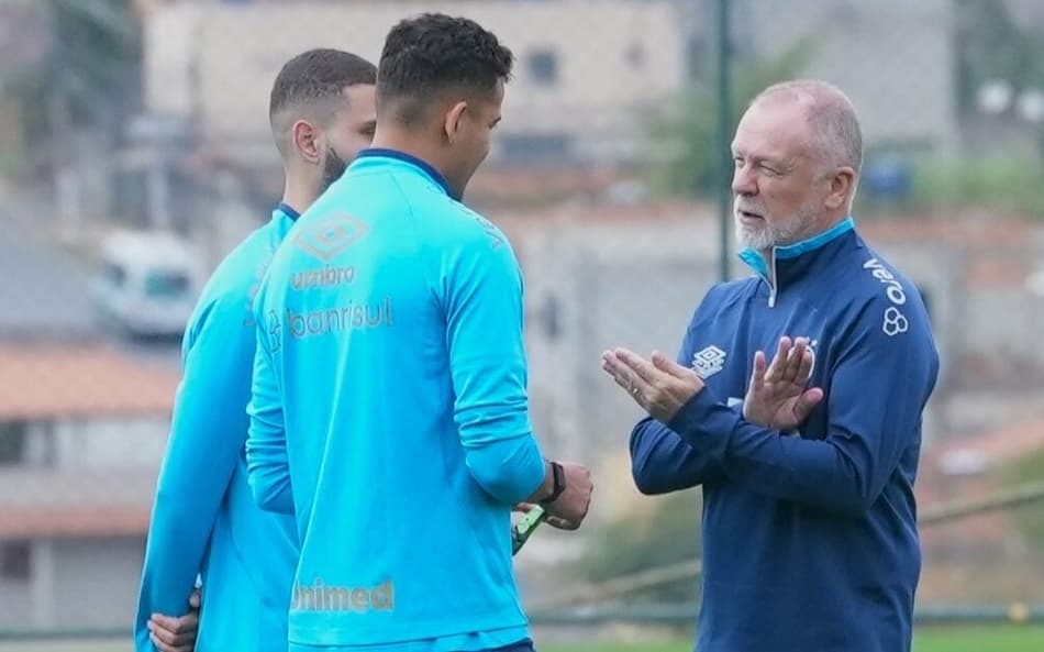 Mano Menezes conversa com Wagner Leonardo e Gustavo Martins em treinamento do Grêmio. (Foto: Cristiano Oliveski/Grêmio FBPA)