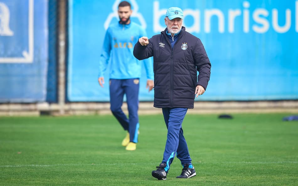 Mano Menezes em treinamento do Grêmio. (Foto: Lucas Uebel/Grêmio FBPA)