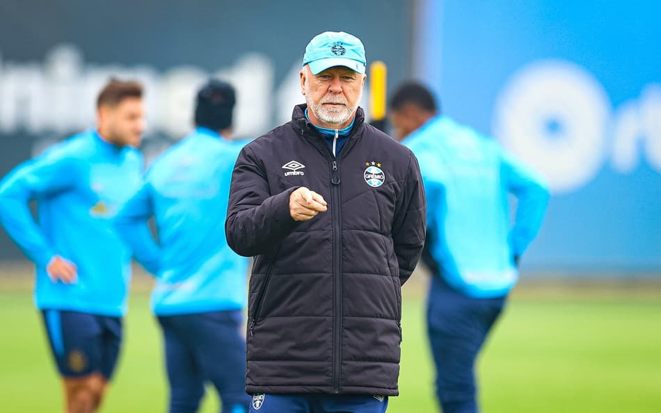 Mano Menezes em treinamento do Grêmio. (Foto: Angelo Pieretti/Grêmio FBPA)