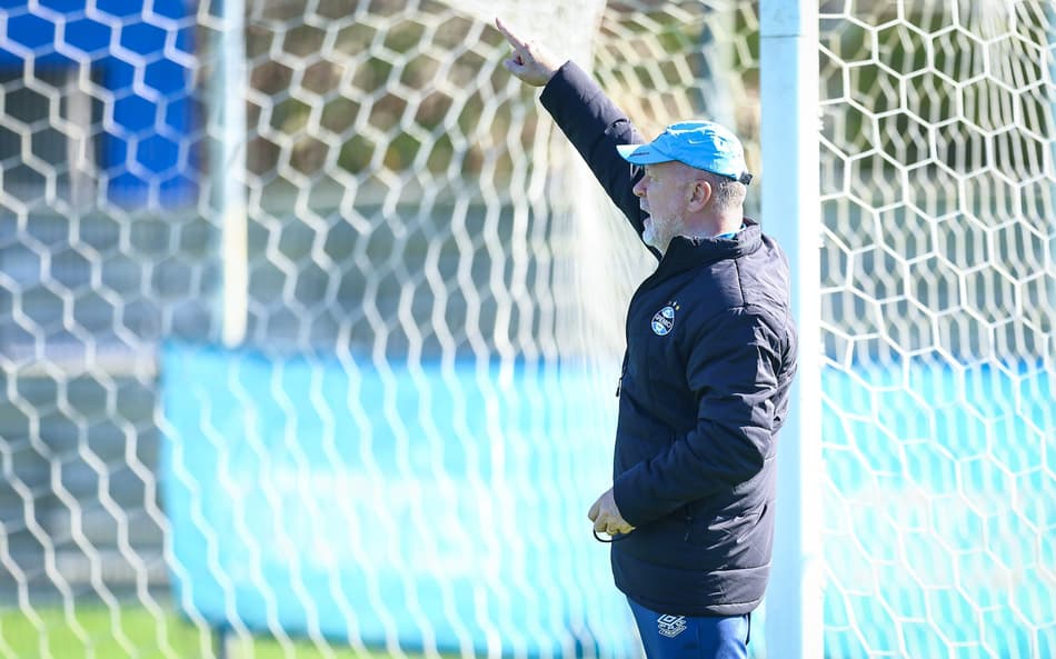 Mano Menezes em treinamento do Grêmio. (Foto: Lucas Uebel/Grêmio FBPA)